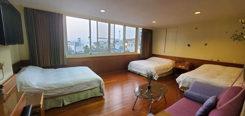 Family Room, Non Smoking, Partial Lake View photo 1
