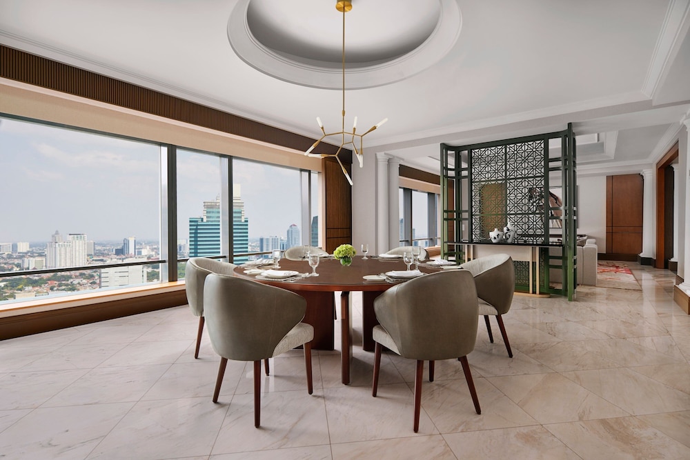 Club Suite, 1 King Bed, City View - Photo 5