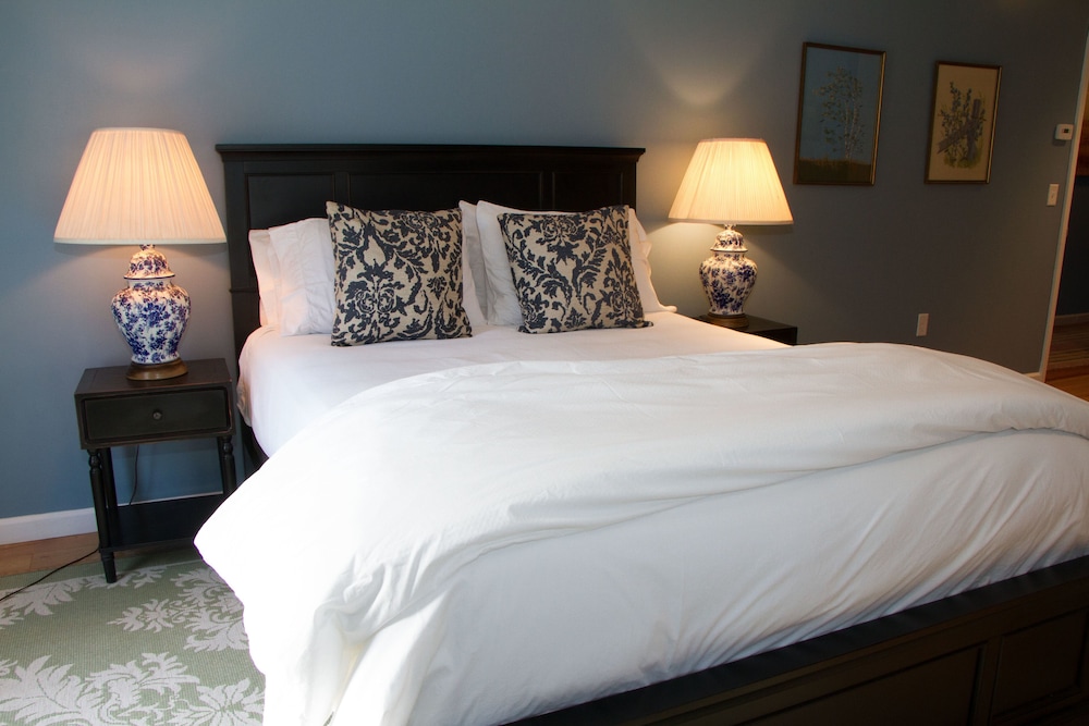 Basic Room, 1 Queen Bed (The Briarcliff Room)