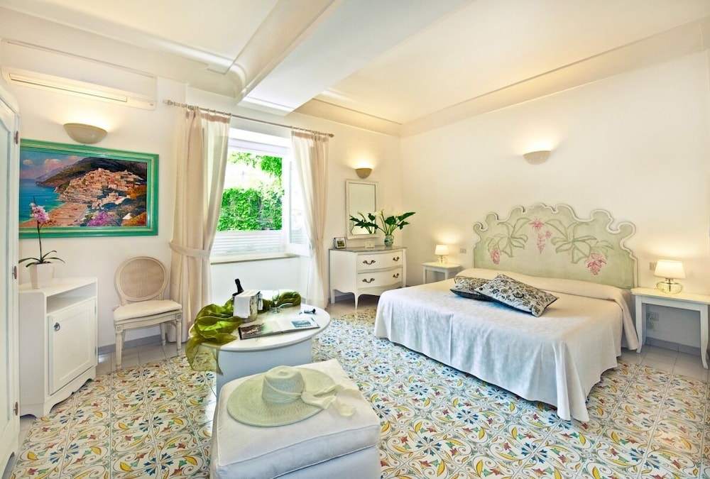 Comfort Room, 1 King Bed, Hot Tub, City View photo 1