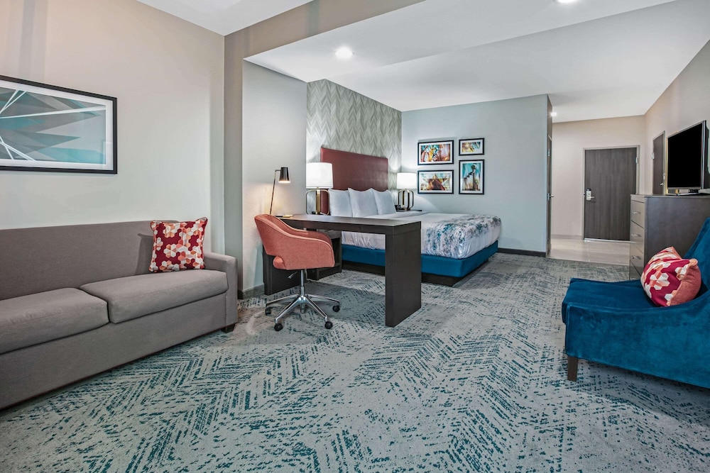 Deluxe Room, 1 King Bed, Accessible, Non Smoking (Mobility,Hearing,Tub w/Grab Bars) - Photo 4