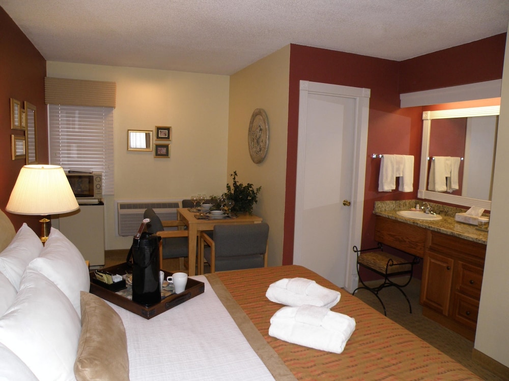 Deluxe Room, 1 King Bed photo 3
