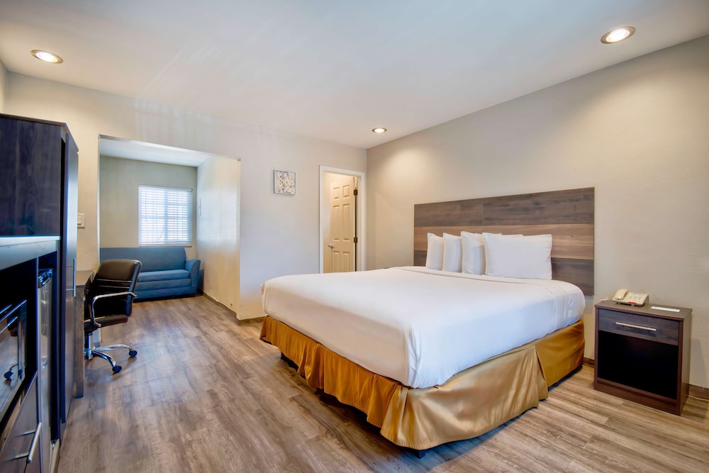 Deluxe Room, 1 King Bed, Accessible, Non Smoking