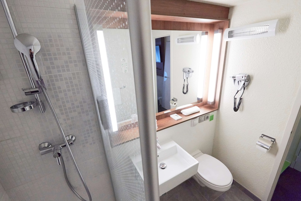 Standard Room, Multiple Beds - Photo 1