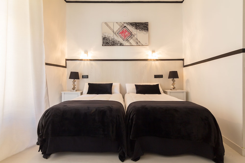 Twin Room, 1 Bedroom, Courtyard Area photo 2