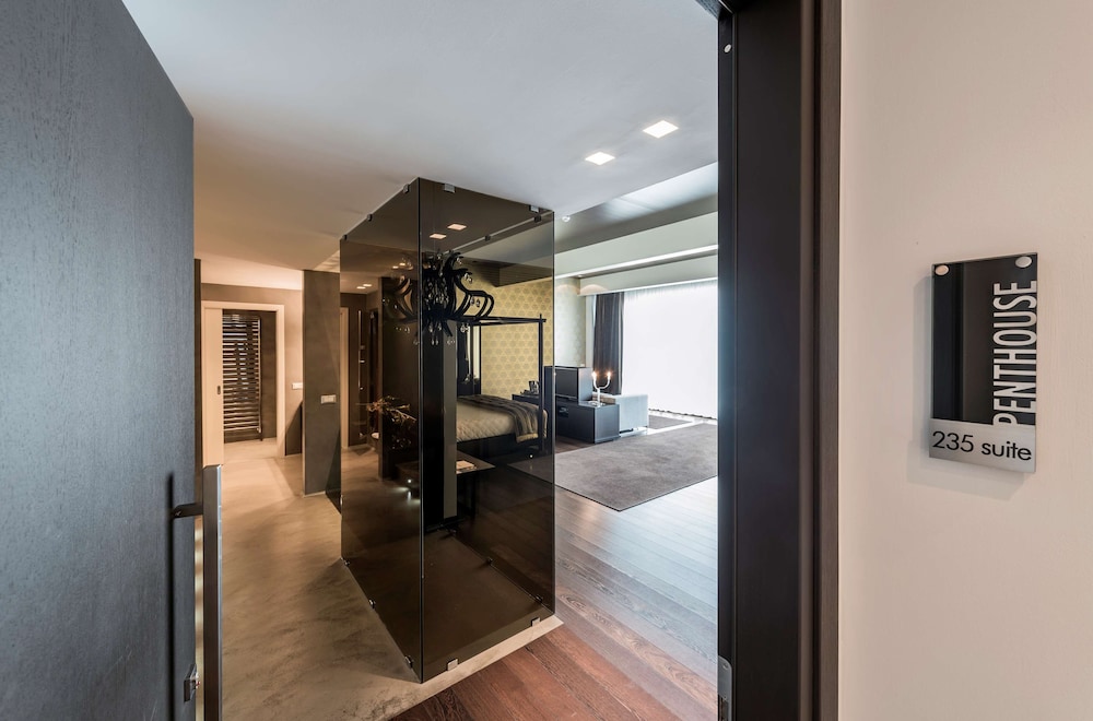 Junior Suite, 1 King Bed (Penthouse;with Sofabed) - Photo 4