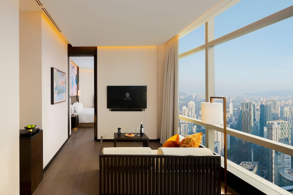 Sky Suite, 1 King Bed, Twin Tower View or City Skyline View photo 3