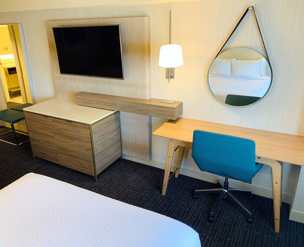 Deluxe Room, 2 Queen Beds (Deluxe - Two Queens) - Photo 2