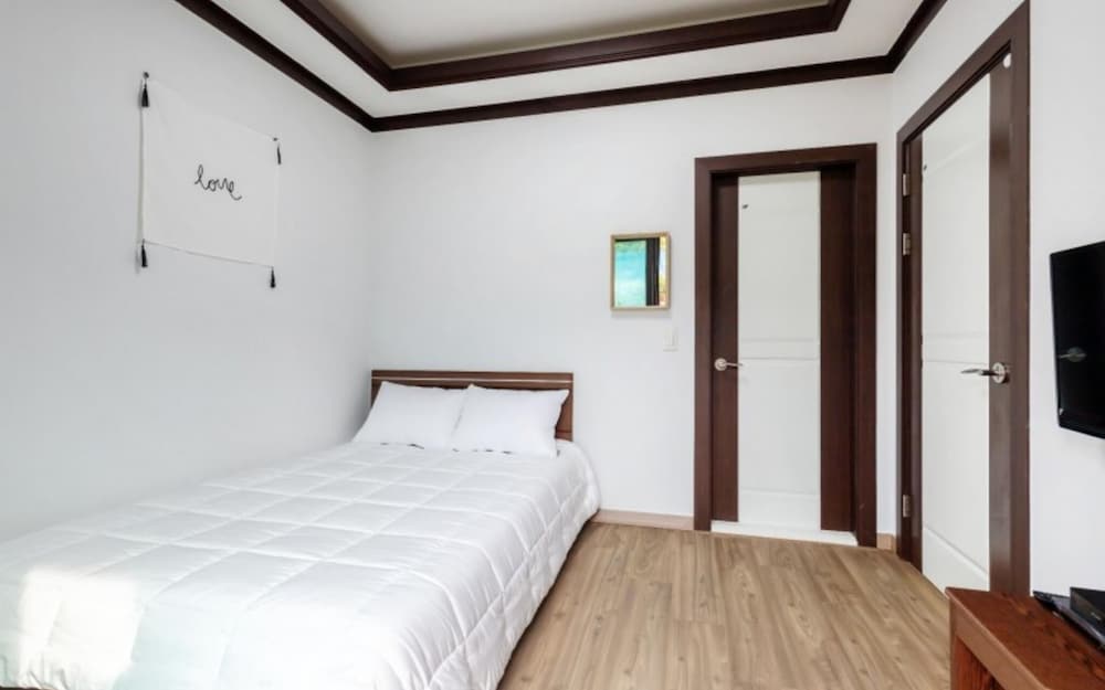 Room (201 (2nd floor))