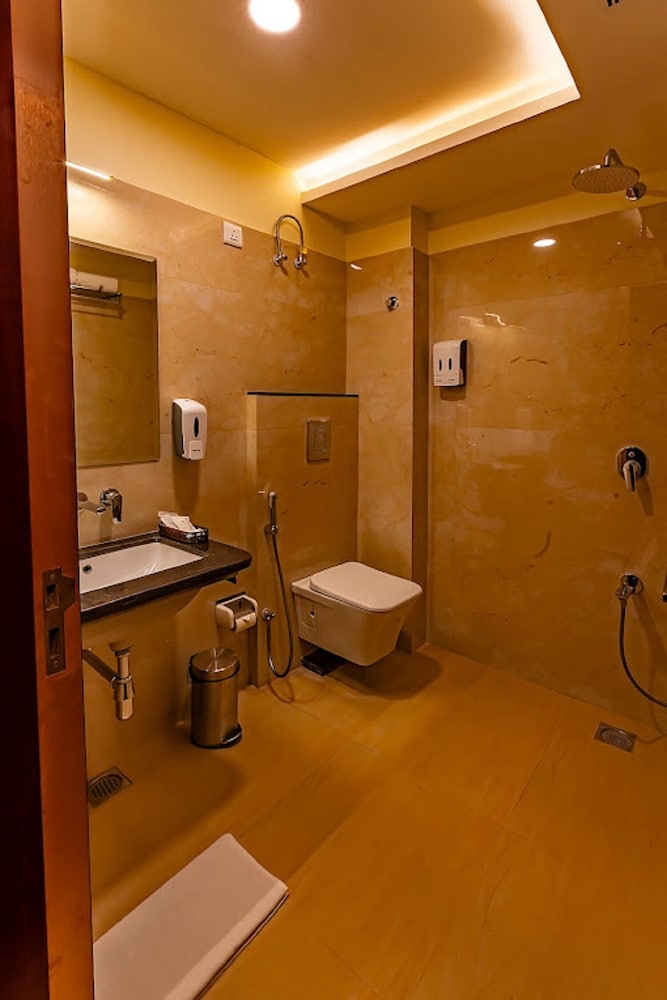 Premium Room, 1 King Bed - Photo 6