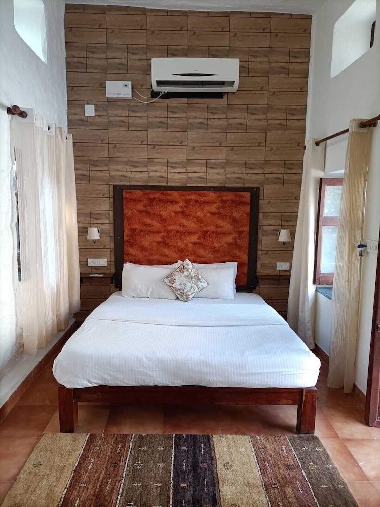 Deluxe Room, 1 King Bed, Non Smoking photo 1