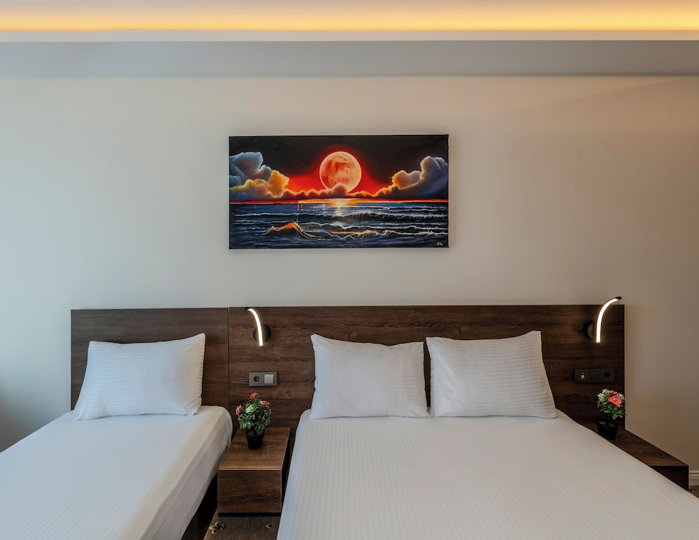 Deluxe Triple Room, City View photo 3