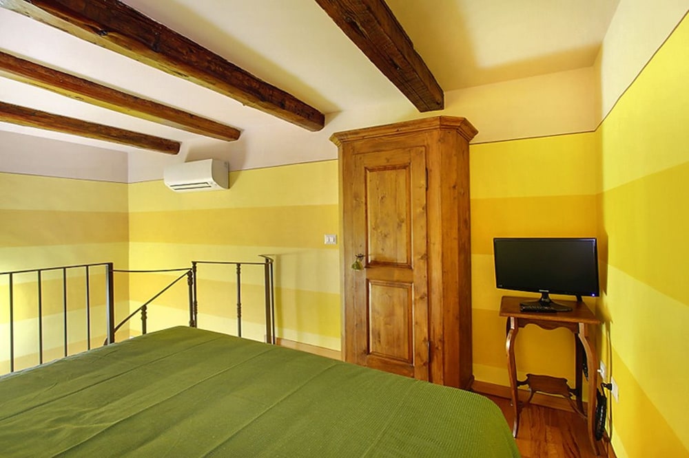 Apartment, 1 Queen Bed (Madama Butterfly) photo 2