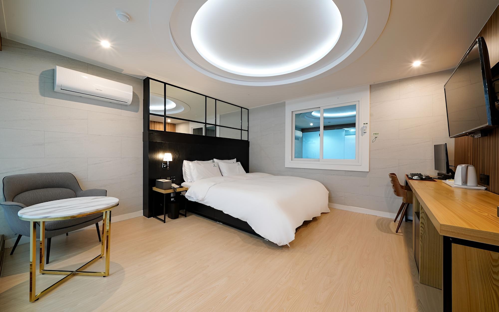Room (Standard (Roll & Over Location Availa) - Photo 1