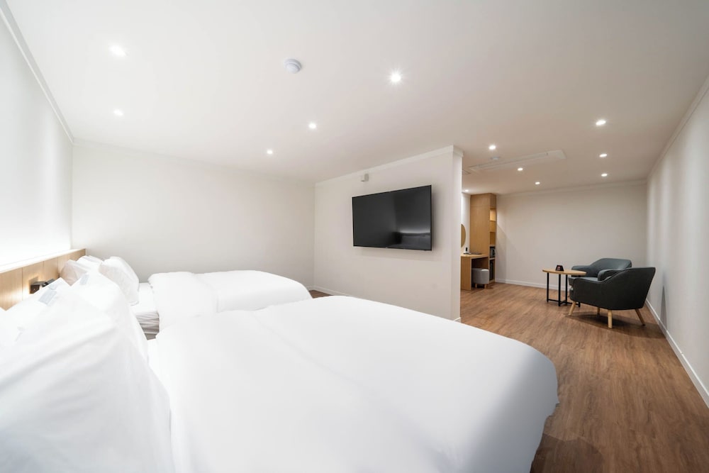 Family Twin Room-Basic occupancy: 2 people. Additional person(including infants) 10,000 KRW on site