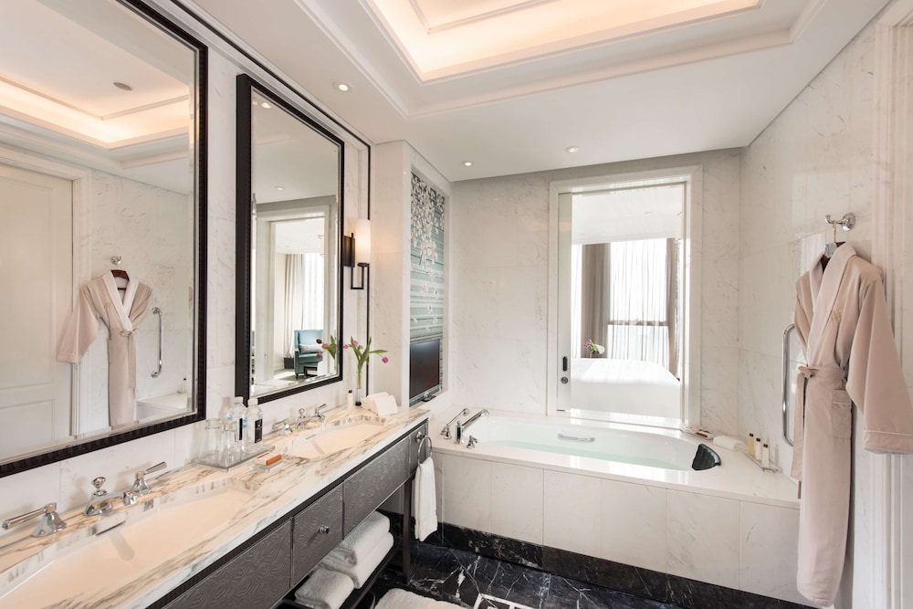 Waldorf Astoria Twin Tower View Suite