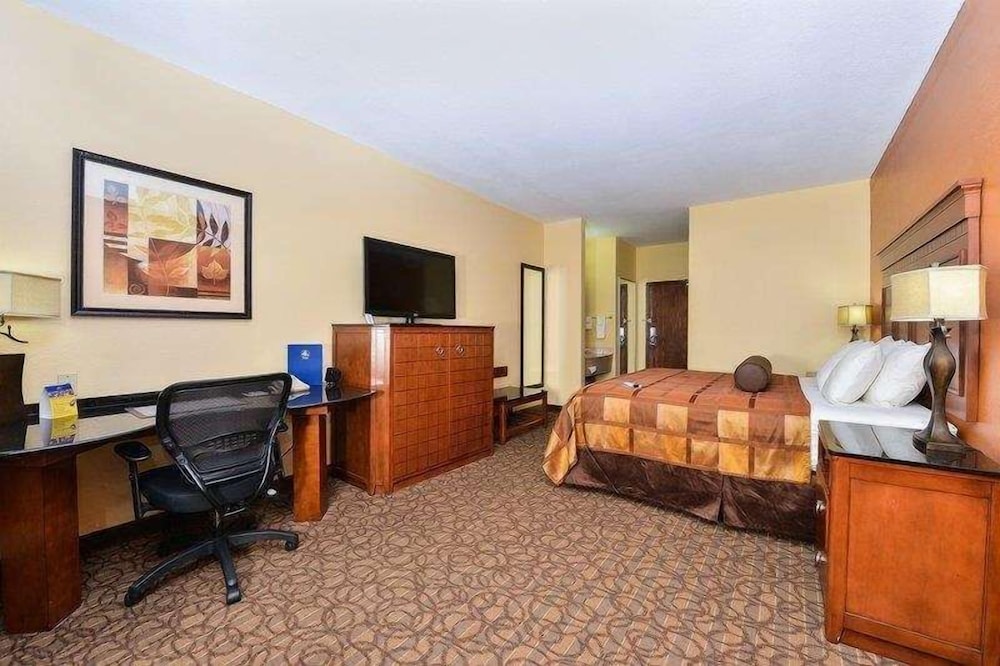 Standard Room, 1 King Bed, Non Smoking, Refrigerator & Microwave - Photo 2
