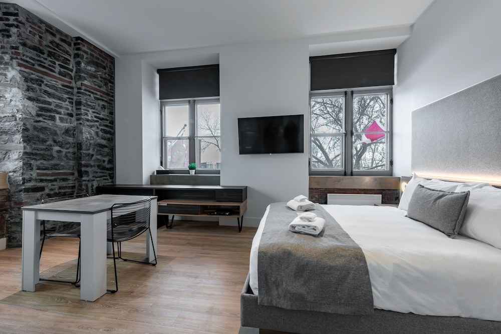 Superior Double Room thumbnail 5