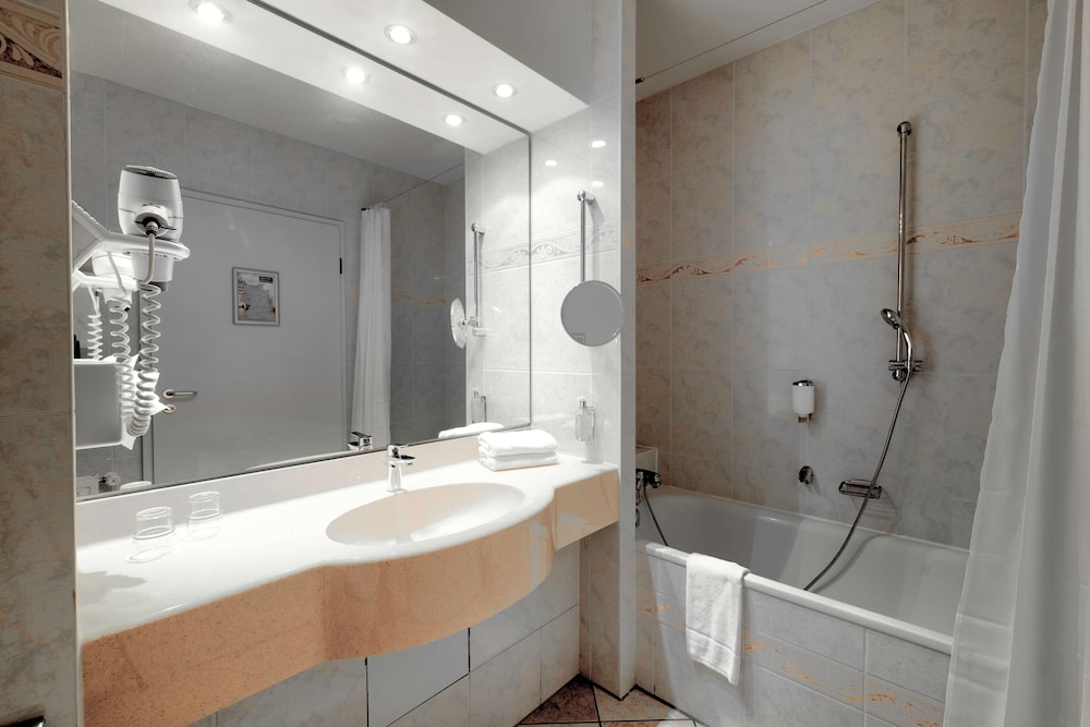 Standard Room, 1 Double Bed, Bathtub (17SQM, Free WiFi) photo 3