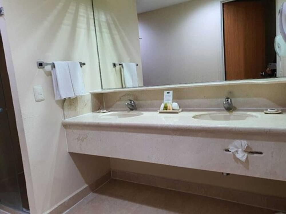 Double Room, 1 King Bed - Photo 5