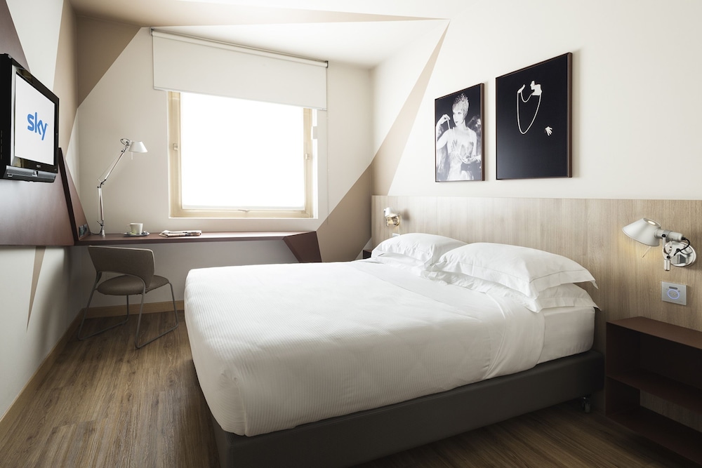 Comfort Room, 1 King Bed, Non Smoking - Photo 11