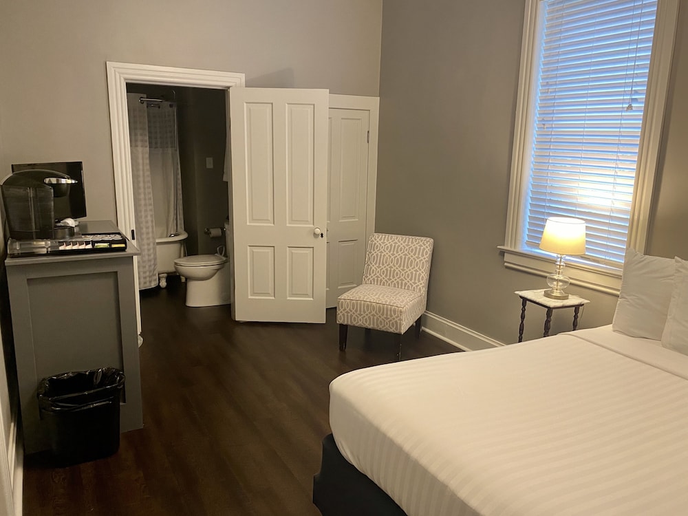 Deluxe Queen Room w/ Private Entrance