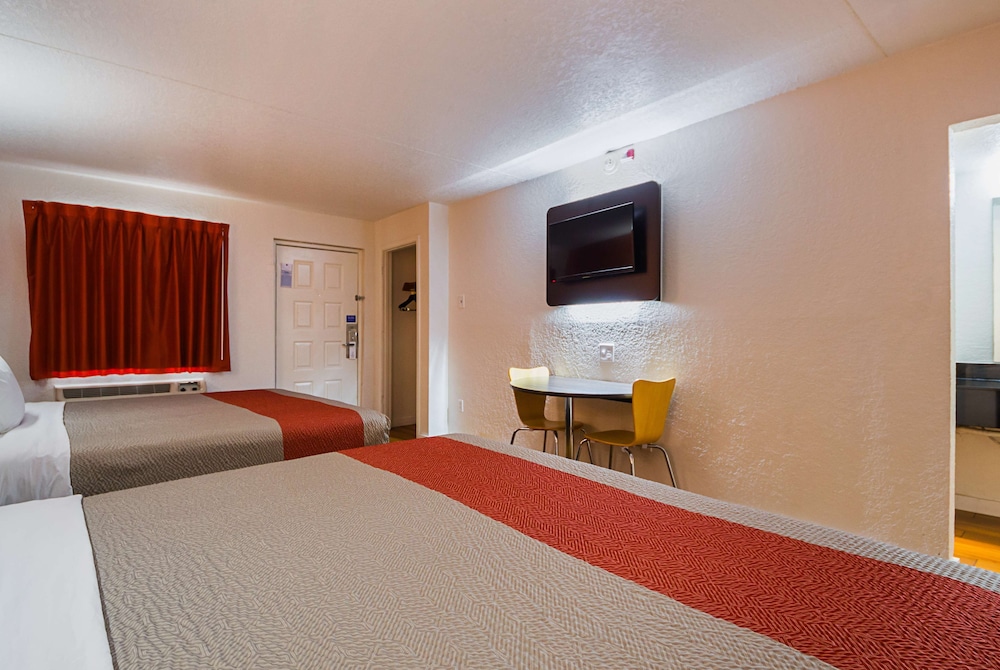 Standard Room, Multiple Beds, Non Smoking - Photo 10
