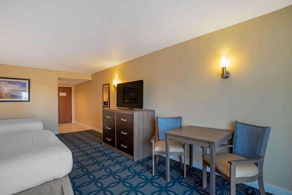 Standard Room, 2 Queen Beds, Non Smoking, Balcony (Shower Only) photo 2