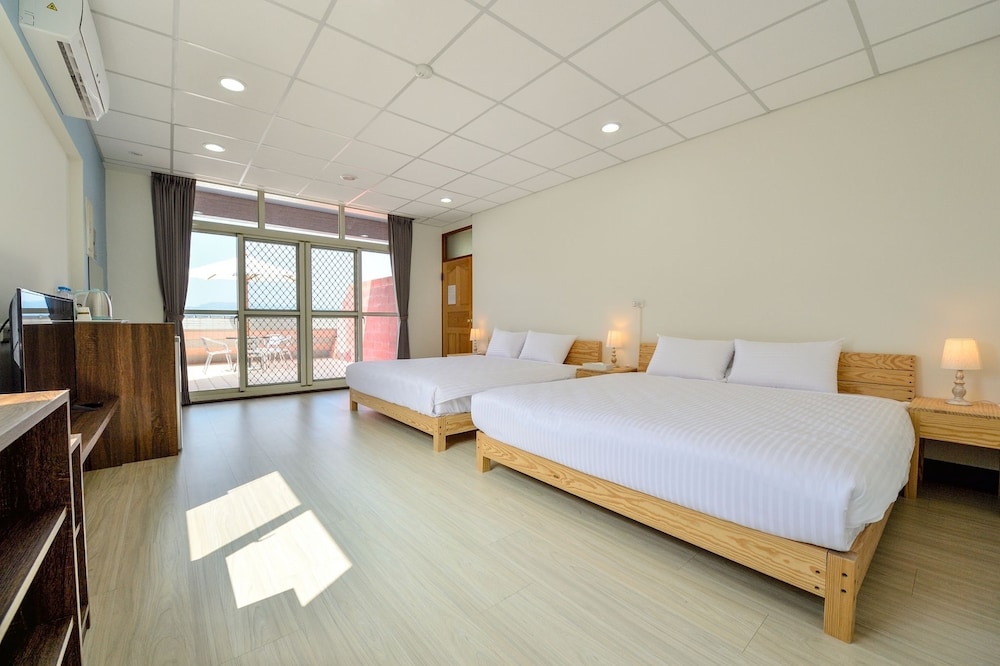 Standard Quadruple Room, 2 Queen Beds, Non Smoking photo 2