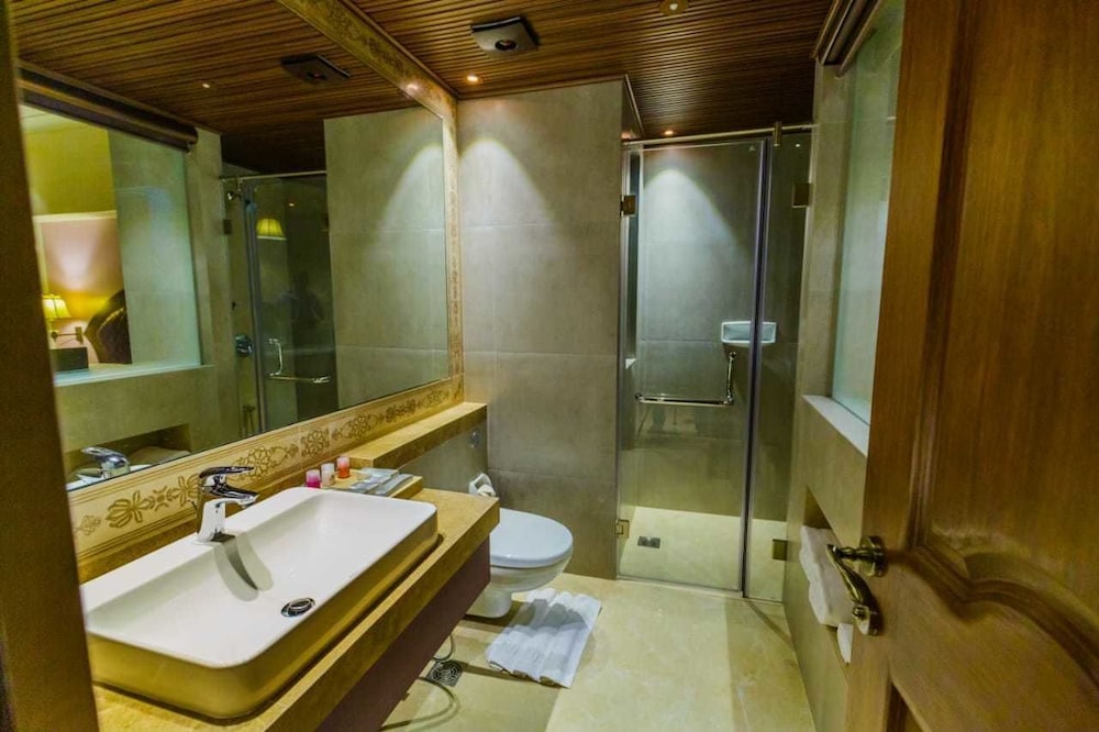 Executive Room, 1 King Bed - Photo 4