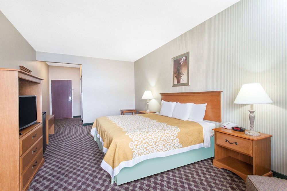 Room, 1 King Bed, Smoking - Photo 2