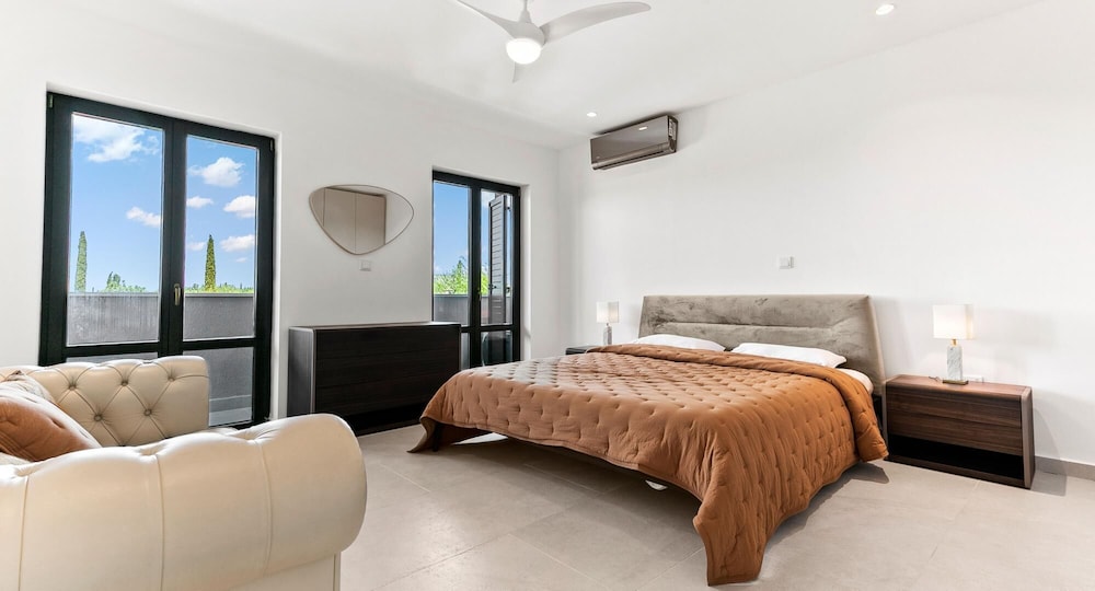 Villa photo 1