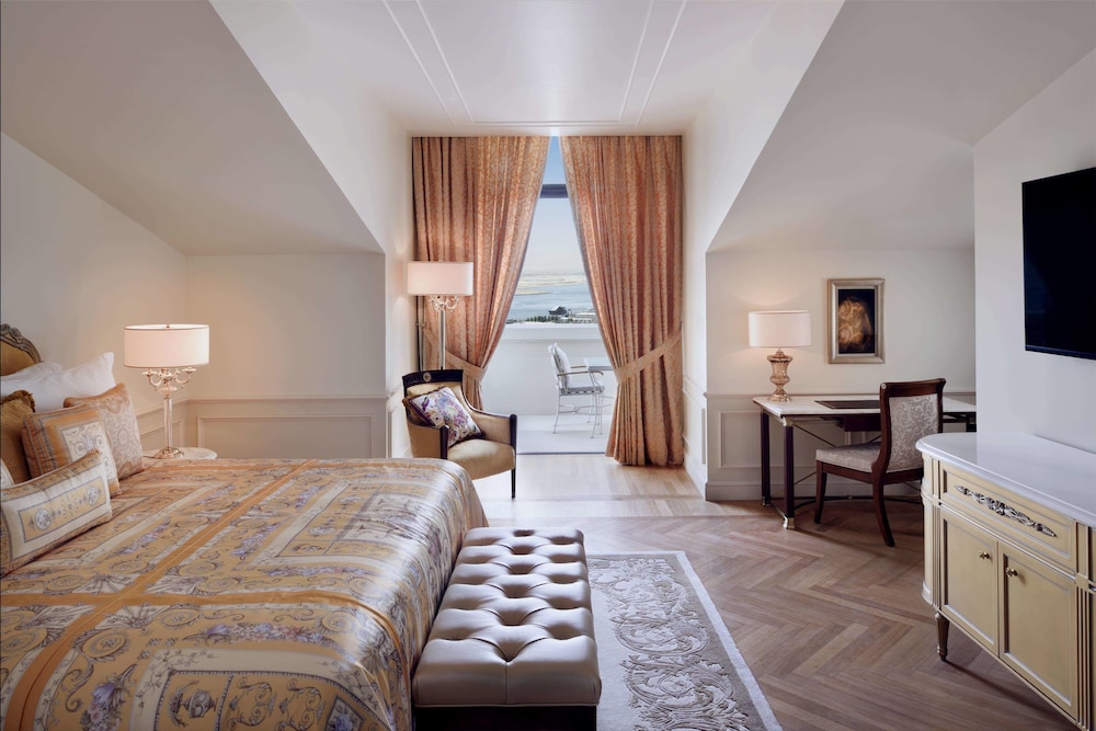 Superior Room (Versace, Creek View)