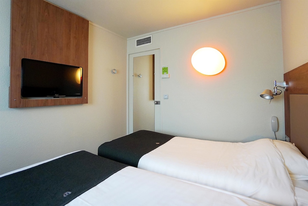 Standard Room, Multiple Beds photo 3