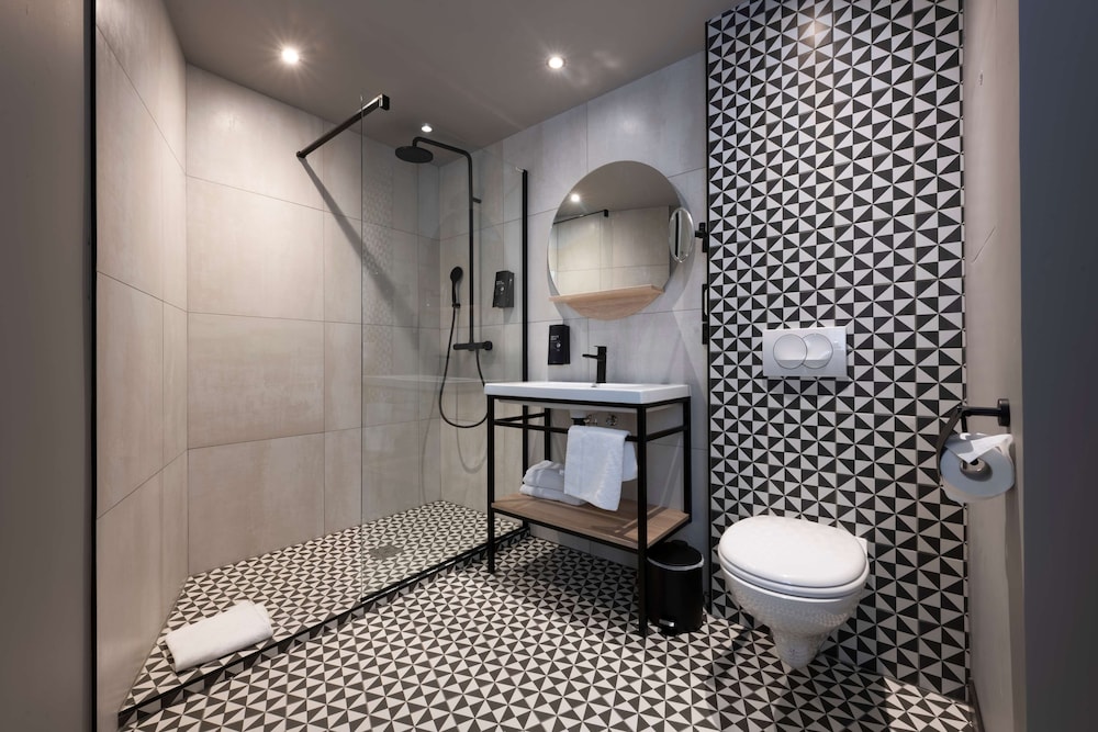 Standard Room, 1 Queen Bed, Bathtub (Kitchenette) - Photo 9