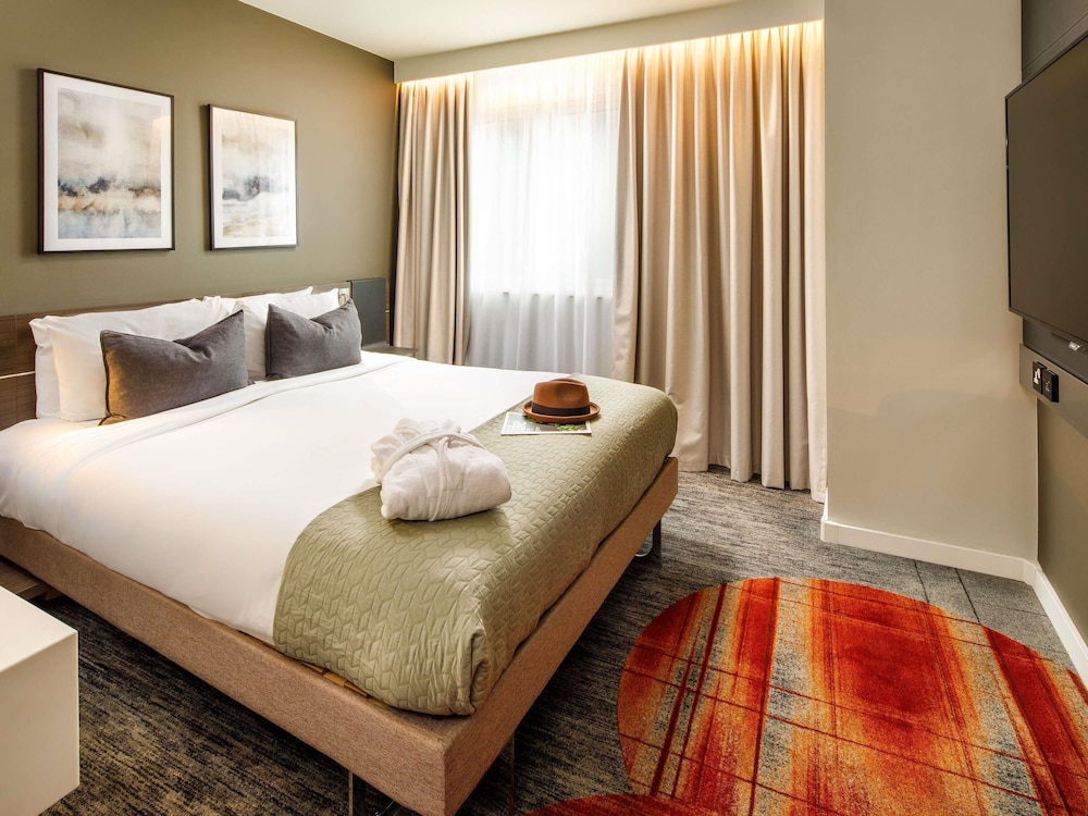 Suite, 1 Queen Bed with Sofa bed photo 1