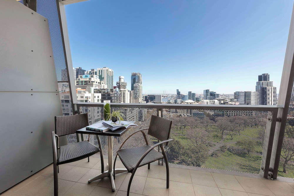 Studio Apartment Park View & Balcony - No Housekeeping thumbnail 6