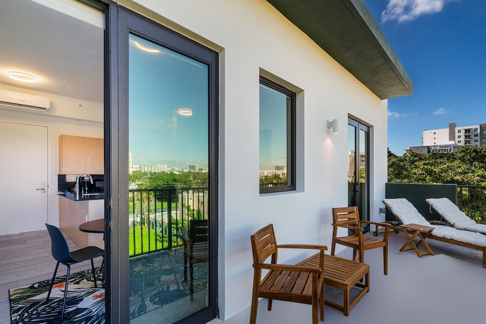 Exclusive Penthouse, 2 Bedrooms, Patio photo 2
