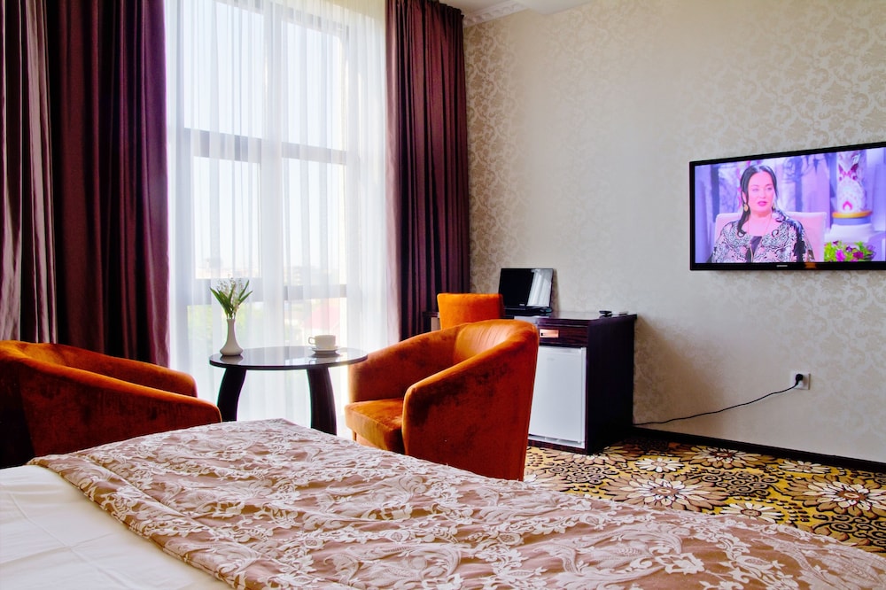 Deluxe Room, 1 King Bed photo 2