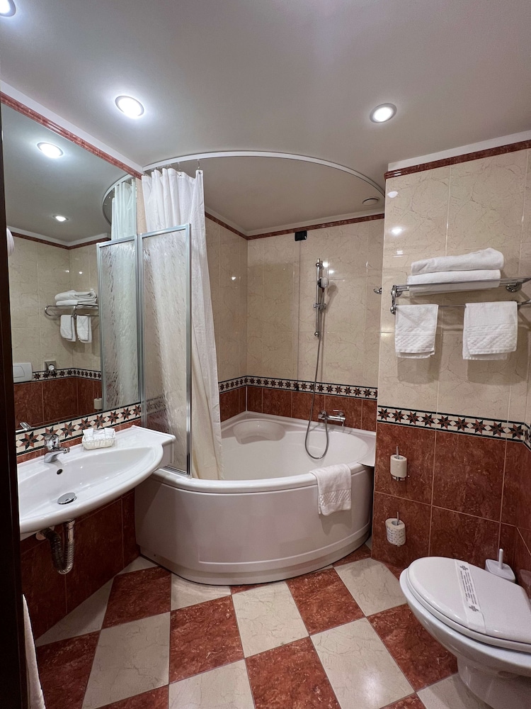 Junior Suite, 1 Queen Bed, Non Smoking - Photo 4