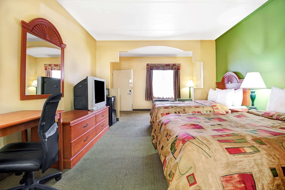 Room, 2 Queen Beds, Non Smoking - Photo 1