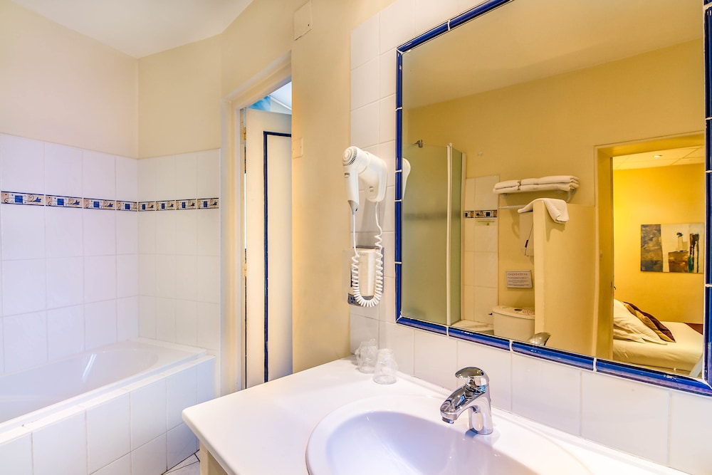 Standard Double or Twin Room photo 3