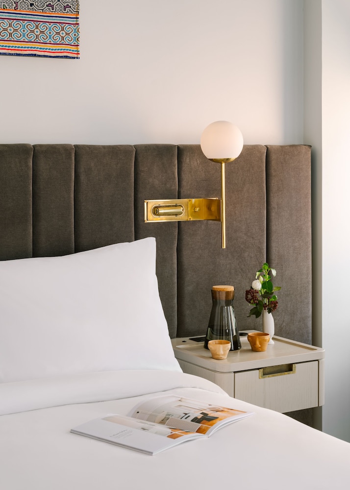 Studio, 1 Queen Bed, City View