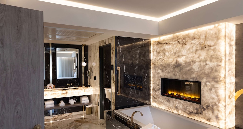 Luxury Suite, 1 King Bed, Non Smoking, Jetted Tub (Separate Living Room) - Photo 5