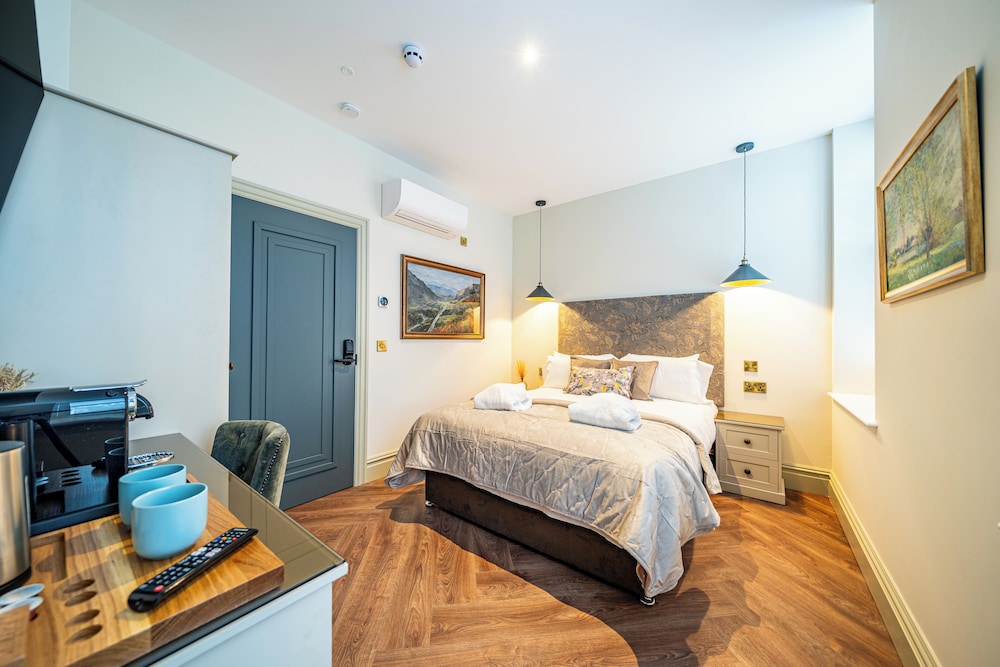 Classic Room, 1 King Bed (1)