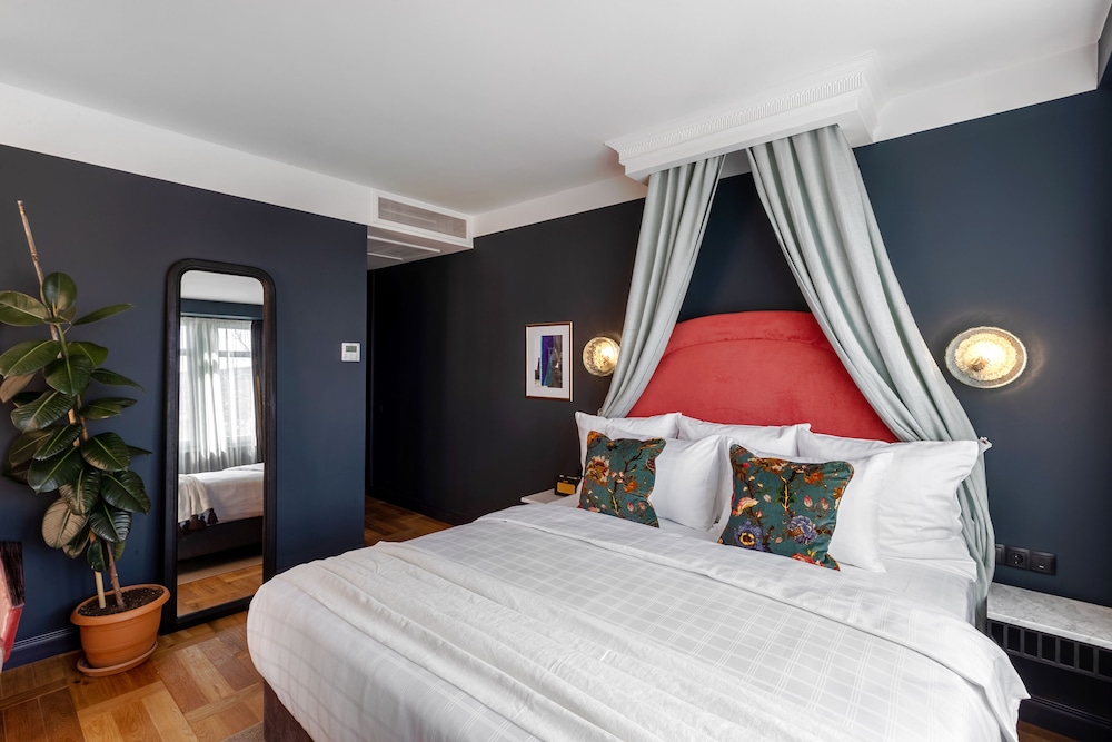 Signature Suite