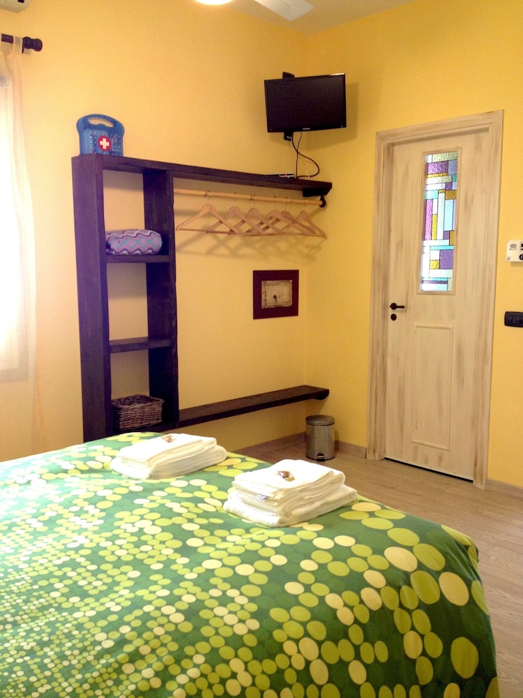 Room (Yellow) photo 2