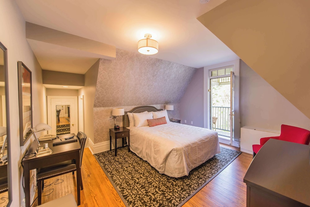 Standard Room, 1 Queen Bed, Balcony, Courtyard Area