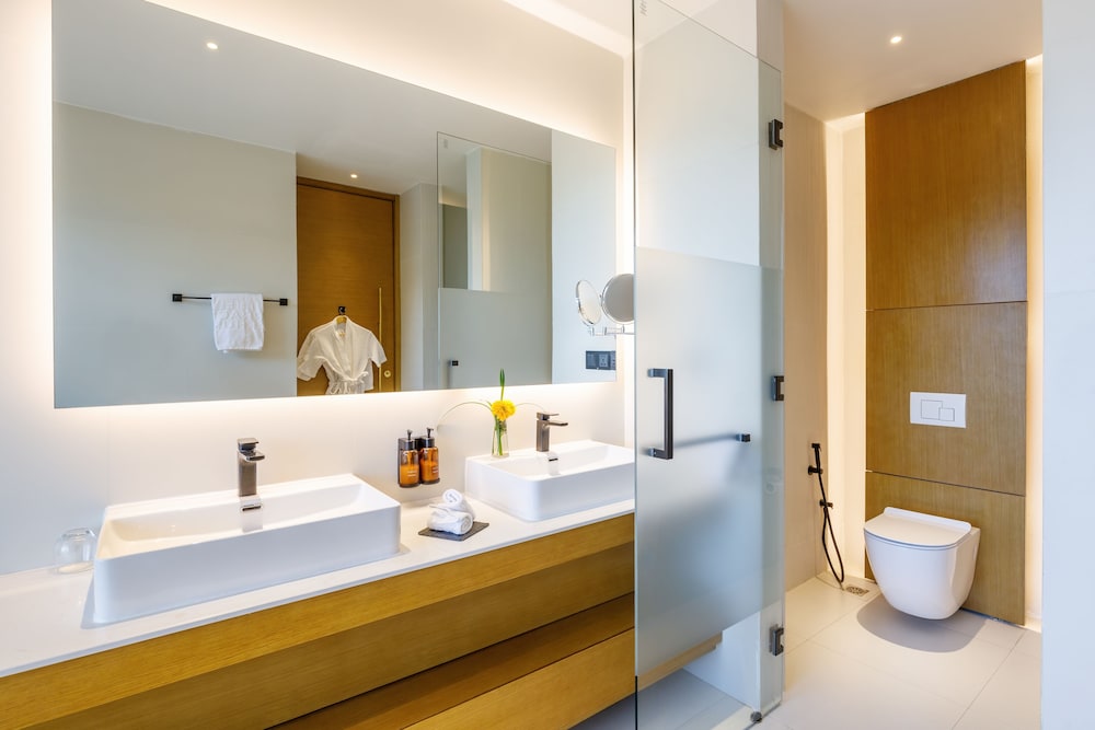Deluxe Twin Suite With Bathtub and Private Balcony photo 2