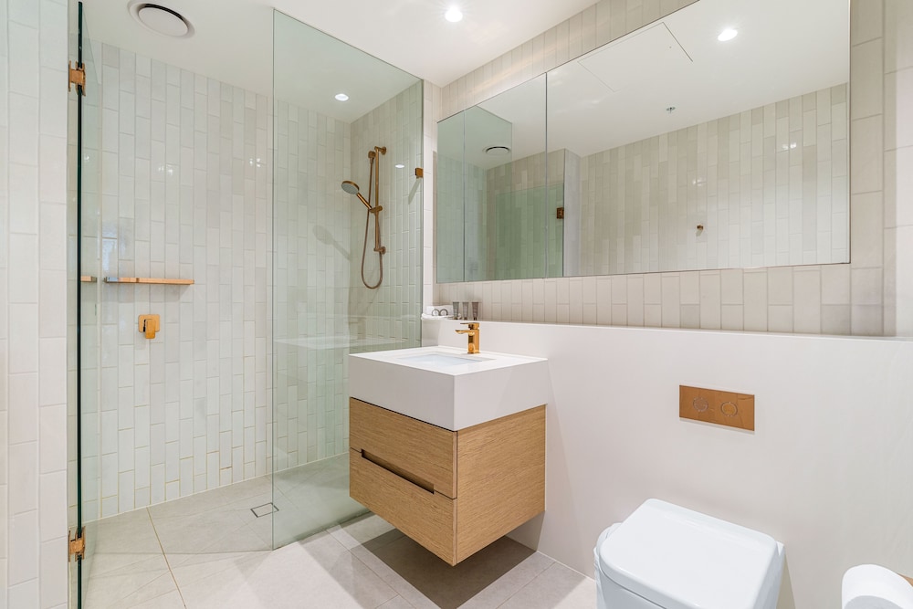 3 Bedroom 2 Bathroom Apartment - Photo 2